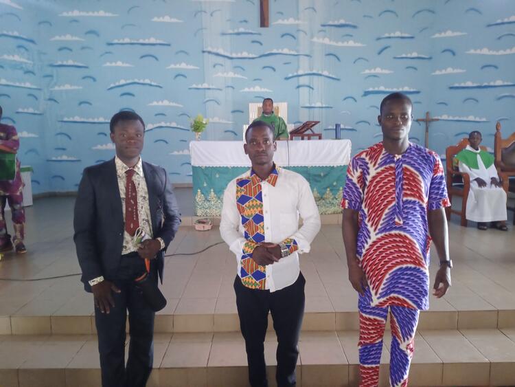 Équipe de traduction sur l'église Catholique d'Akodeha Équipe de traduction sur l'église Catholique d'Akodeha